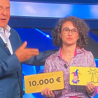 Mariacristina da Ispra &quot;vendica&quot; Andrea ed è super campionessa della Ruota della fortuna: 18.600 euro più un viaggio alle Maldive