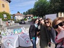 Alcune mamme al mercatino a Travedona Monate lo scorso 21 aprile