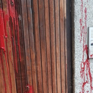 Municipio imbrattato, il sindaco: «Appenderei le foto dei vandali con nome e cognome» Municipio imbrattato, il sindaco: «Appenderei le foto dei vandali con nome e cognome»