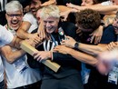 Nicolò Martinenghi, che compirà 25 anni giovedì 1° agosto, travolto di gioia dopo l'oro olimpico nei 100 rana (foto tratta dalla pagina Facebook della Federazione Italiana Nuoto)