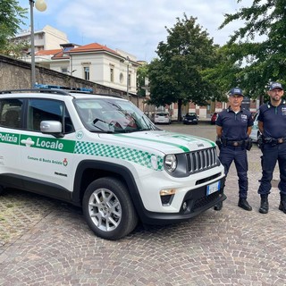 Busto: vigili con l'auto ibrida plug-in per combattere gli incivili