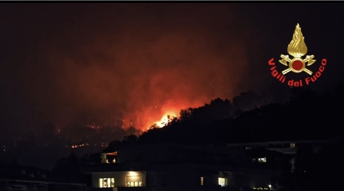 Puzza di bruciato anche nel Bustese: «Riconducibile agli incendi a Como e in Piemonte» Puzza di bruciato anche nel Bustese: «Riconducibile agli incendi a Como e in Piemonte»