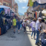 Uomo in carrozzina semina il caos al mercato di Luino: insulti, urla e resistenza ad agenti