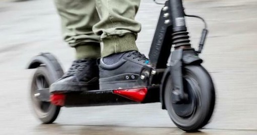 Monopattini elettrici, da domani scatta l’obbligo di targa