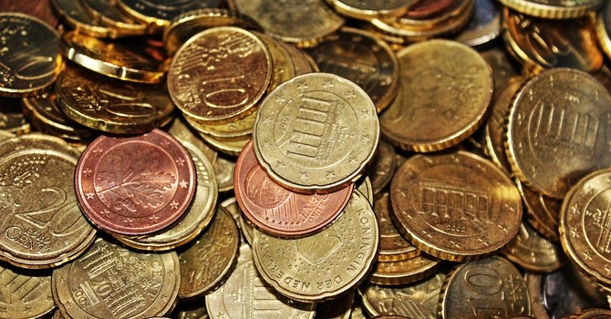 Rumore sull’auto, poi il tentativo di rubare la borsa: nuovo allarme nel parcheggio del supermercato di Olgiate Olona