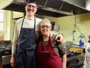 Gabriele Somaruga, cuoco e proprietario del locale con mamma Vittoria Pol in cucina (foto Chiodetti)