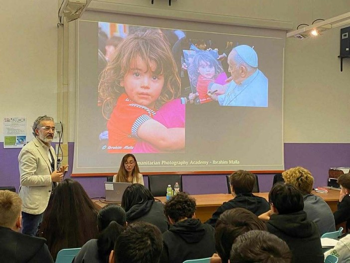 Il fotografo umanitario Malla ai ragazzi: «Seguite la vostra passione»