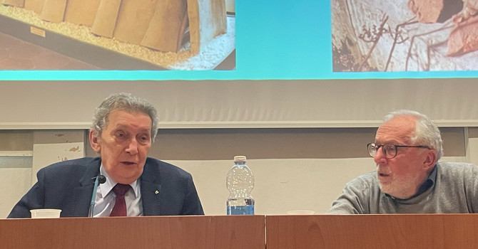 Da sinistra, il relatore Mario Colombo e il presidente dell'Università cittadina Carlo Magni Da sinistra, il relatore Mario Colombo e il presidente dell'Università cittadina Carlo Magni
