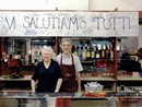 Mariuccia e Danilo quando si congedarono dai clienti in drogheria dopo un lungo cammino - foto per cortesia della famiglia