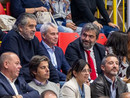 Da sinistra l'assessore allo Sport e il sindaco di Varese, Stefano Malerba e Davide Galimberti, accanto a Giuseppe Pirola per assistere a Busto alla prima partita di campionato dell'Uyba contro Conegliano. Sotto Galimberti con il vice sindaco bustocco Luca Folegani e, poi, anche con l'assessore Manuela Maffioli (Foto Galbiati)