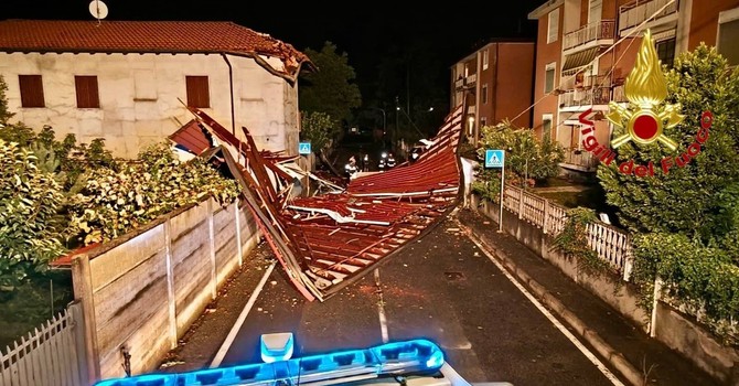 Nella foto dei vigili del fuoco alcuni danni provocati dal maltempo la scorsa notte