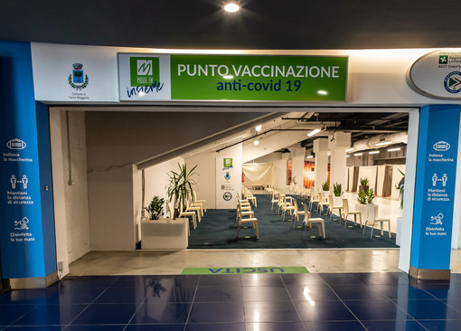 L'ingresso del punto vaccinazione a Cerro Maggiore