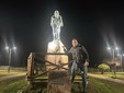 Martino davanti al monumento dedicato a Pantani sul lungomare di Cesenatico Martino davanti al monumento dedicato a Pantani sul lungomare di Cesenatico