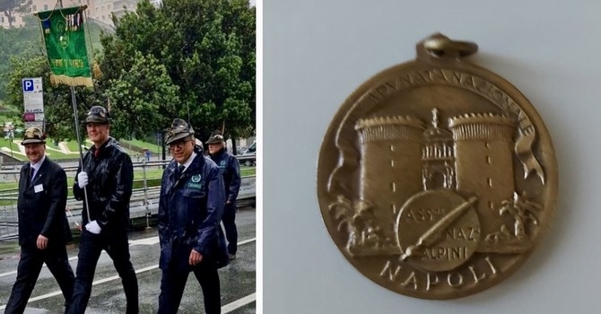 «Tenga questa medaglia, è di mio padre che tornò dalla Russia». Un gesto e un'immagine che raccontano tutto lo spirito alpino «Tenga questa medaglia, è di mio padre che tornò dalla Russia». Un gesto e un'immagine che raccontano tutto lo spirito alpino
