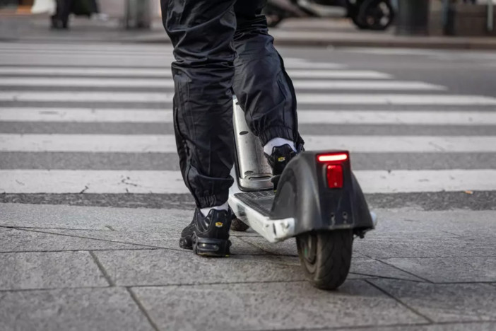 Milano, in due sul monopattino si scontrano con auto: muore ragazzo di 19 anni