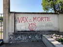 Scritte “no vax” sui muri del cimitero di Fagnano