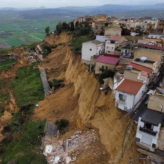 Frana a Niscemi, il sindaco agli abitanti: «State a casa»