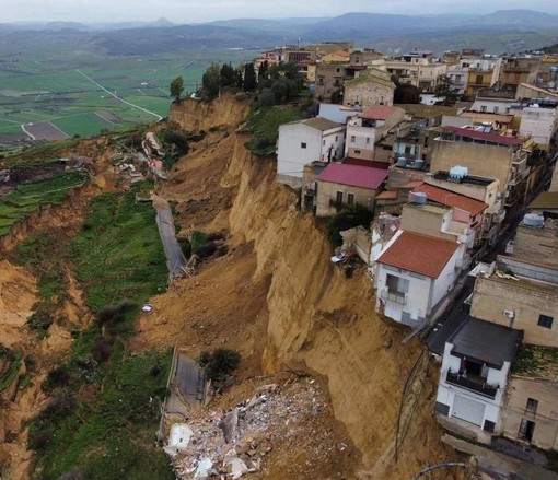 Frana a Niscemi, il sindaco agli abitanti: «State a casa»