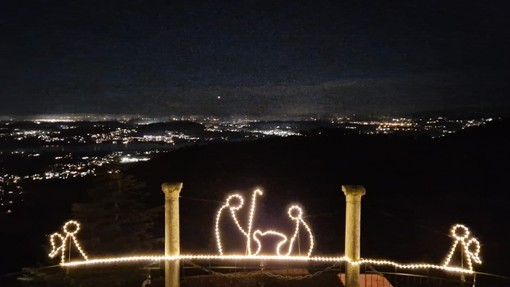 Si avvicina la notte delle feste: una vista sul Varesotto fino a Milano dal Sacro Monte di Varese Si avvicina la notte delle feste: una vista sul Varesotto fino a Milano dal Sacro Monte di Varese