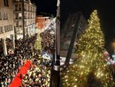 Una panoramica della via (per cortesia di Francesca Marzia Schembri) e l'albero illuminato