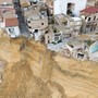 Frana Niscemi, palazzina di tre piani crolla nel precipizio: era nella zona rossa