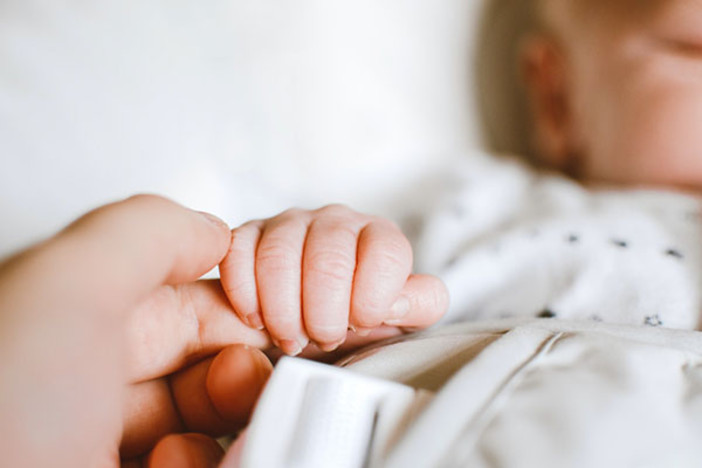 Agente della Questura di Varese salva la figlia neonata grazie al corso di primo soccorso