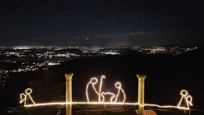 Si avvicina la notte delle feste: una vista sul Varesotto fino a Milano dal Sacro Monte di Varese Si avvicina la notte delle feste: una vista sul Varesotto fino a Milano dal Sacro Monte di Varese