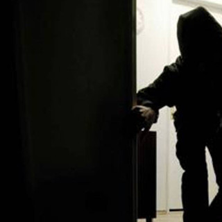 Entra in un appartamento per dormire e ripararsi dal maltempo: il padrone se lo trova in casa. Arrestato