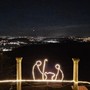 Si avvicina la notte delle feste: una vista sul Varesotto fino a Milano dal Sacro Monte di Varese Si avvicina la notte delle feste: una vista sul Varesotto fino a Milano dal Sacro Monte di Varese