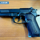 Minaccia un poliziotto con una pistola replica e fugge sgommando: denunciato 26enne a Gallarate