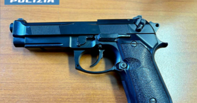 Minaccia un poliziotto con una pistola replica e fugge sgommando: denunciato 26enne a Gallarate Minaccia un poliziotto con una pistola replica e fugge sgommando: denunciato 26enne a Gallarate