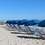 Un 75enne si tuffa con la bandiera rossa e rischia di annegare a Bordighera, quattro bagnini lo salvano: «Andrebbe multato e denunciato»