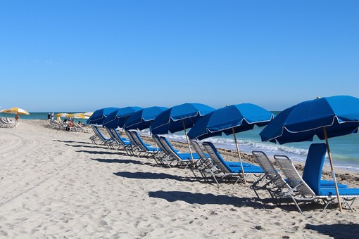 Un 75enne si tuffa con la bandiera rossa e rischia di annegare a Bordighera, quattro bagnini lo salvano: «Andrebbe multato e denunciato»