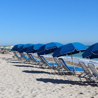 Un 75enne si tuffa con la bandiera rossa e rischia di annegare a Bordighera, quattro bagnini lo salvano: «Andrebbe multato e denunciato»
