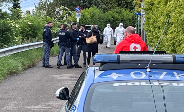 La polizia in via Ciro Menotti a Varese, teatro dell'omicidio nel maggio del 2024