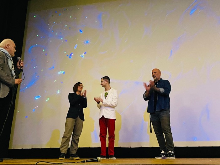 VIDEO. Un silenzio che parla: gli studenti incantati dal cortometraggio “Out-ismo”