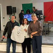 L’ideatore e fondatore dell’associazione Passaparola Devis Martinello, la past president del Rotary Club Ticino Olimpia Mariotti con la nuova pettorina per i volontari dell’associazione Passaparola e l’attuale presidente Luana Cattaneo