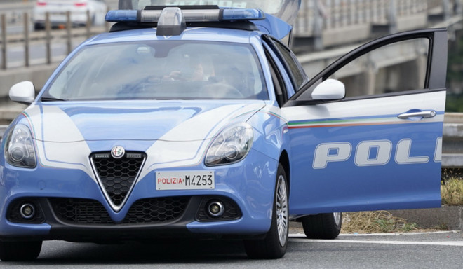 Ruba al supermercato e fugge tra le auto: preso dalla polizia