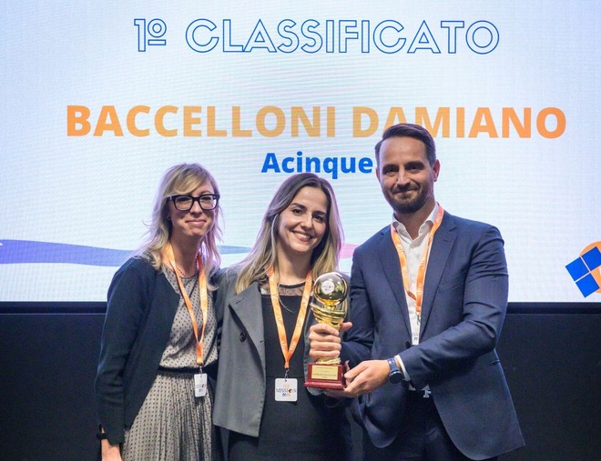 La premiazione di Acinque: da sinistra Giuseppa Castore, Simona Grandi e Damiano Baccelloni La premiazione di Acinque: da sinistra Giuseppa Castore, Simona Grandi e Damiano Baccelloni
