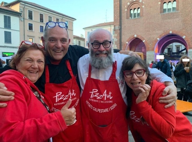 Enrico Celeghin (la seconda persona da sinistra nella foto d'archivio) è scomparso improvvisamente, Nico Acampora (al suo fianco) racconta cosa sta accadendo a PizzAut Enrico Celeghin (la seconda persona da sinistra nella foto d'archivio) è scomparso improvvisamente, Nico Acampora (al suo fianco) racconta cosa sta accadendo a PizzAut
