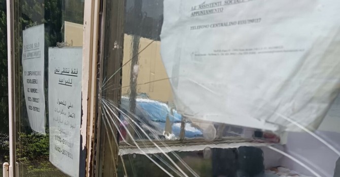 Pietre contro le vetrate e minacce ai Servizi sociali di Busto. Il sindacato Adl: «Si intervenga»