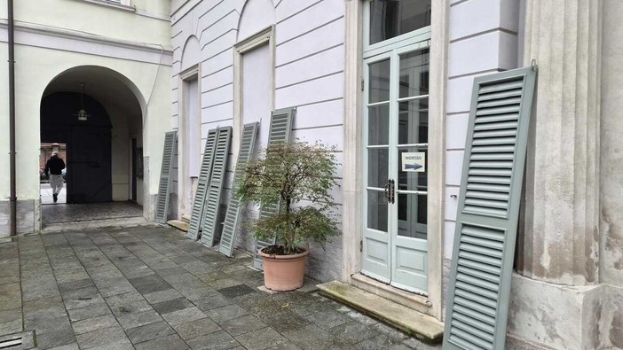 Villa Brambilla, le persiane tornano a nuova vita: restauro da 176mila euro
