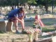 Papà Miguel Ángel si ritrova al cimitero davanti alla tomba del figlio per ascoltare alla radiolina le partite della squadra del cuore del suo Nahuel, scomparso in un incidente d'auto a 19 anni nel 2016 di ritorno da una trasferta del San Martín