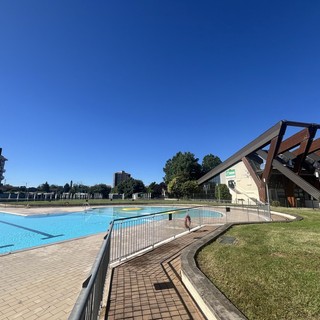 La piscina estiva lo scorso giugno