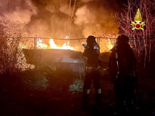 FOTO. Tradate, barca divorata dalle fiamme... nel bosco: incendio spento dai vigili del fuoco
