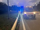 Un uomo in parapendio precipita nella zona dei Ronchi (foto a destra) e i soccorritori mentre setacciano la vegetazione a fianco della ciclabile