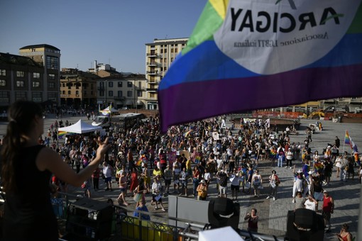 L'arrivo del Pride in piazza Repubblica (foto Alessandro Galbiati)