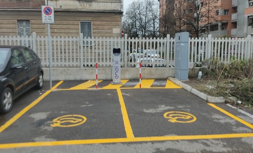 Legnano, installata la prima colonnina per la ricarica delle auto elettriche nel parcheggio di via Gaeta