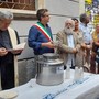 Pizzolato, accanto al sindaco Cassani, alla Contrada del brodo