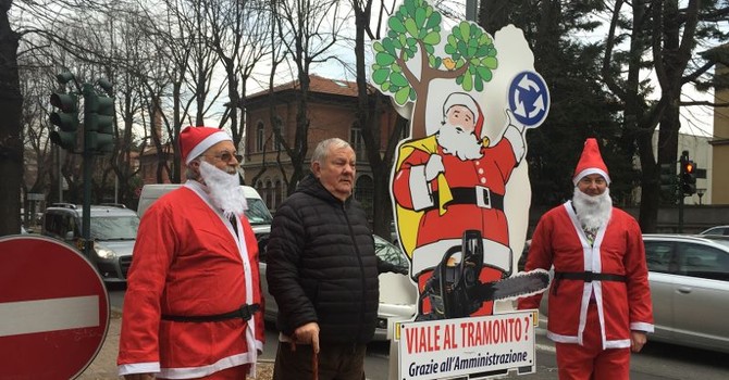 Audio Porfidio con due "Babbi Natale" durante una delle sue colorite proteste Audio Porfidio con due "Babbi Natale" durante una delle sue colorite proteste